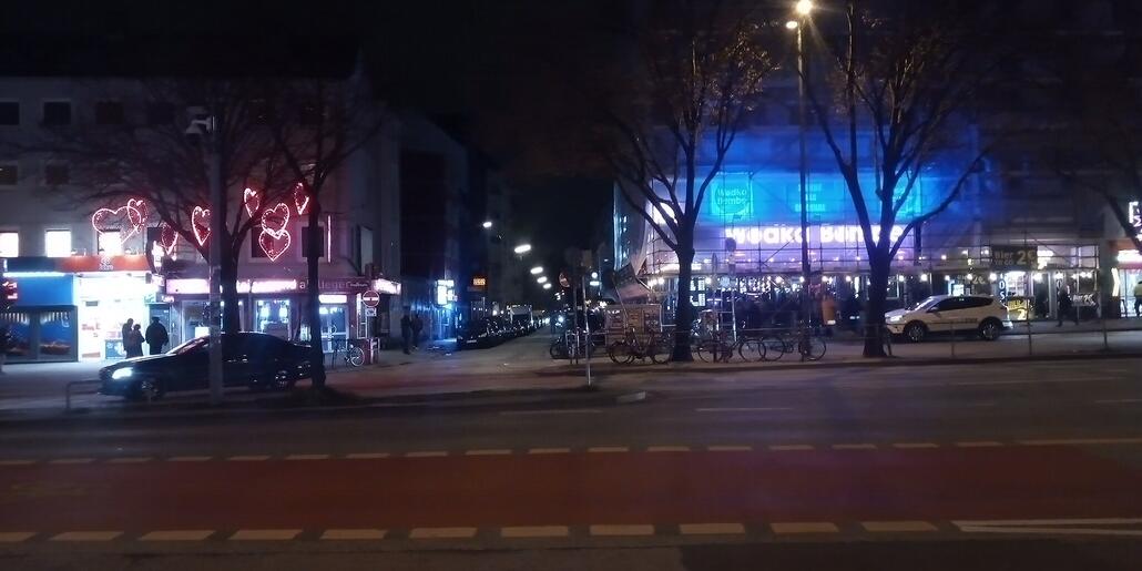 ... dahinten and dem orangen Leuchtschild gibt es göttlichen Beistand.