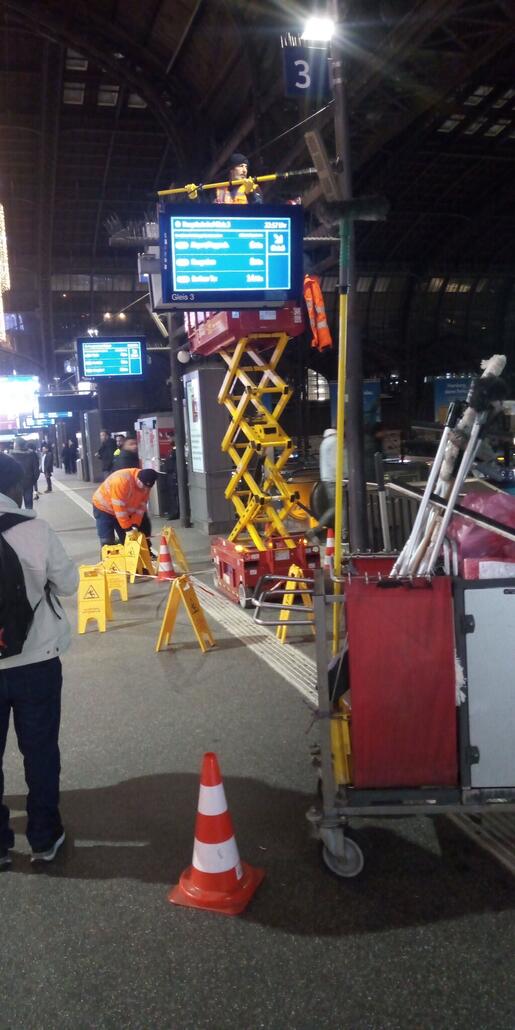 Und, nach dem ich in meiner Hamburger Stammkneipe war, hab ich noch dieses der Gästesicherung der deutschen Bahn gesehen. Wenn's hilft....