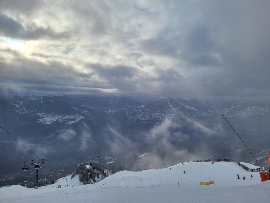 Oben angekommen. Es schneit leicht und ist recht kalt. Das erste Steilstück der Abfahrt ist ruppig  danach besser. Alles sehr hart heute