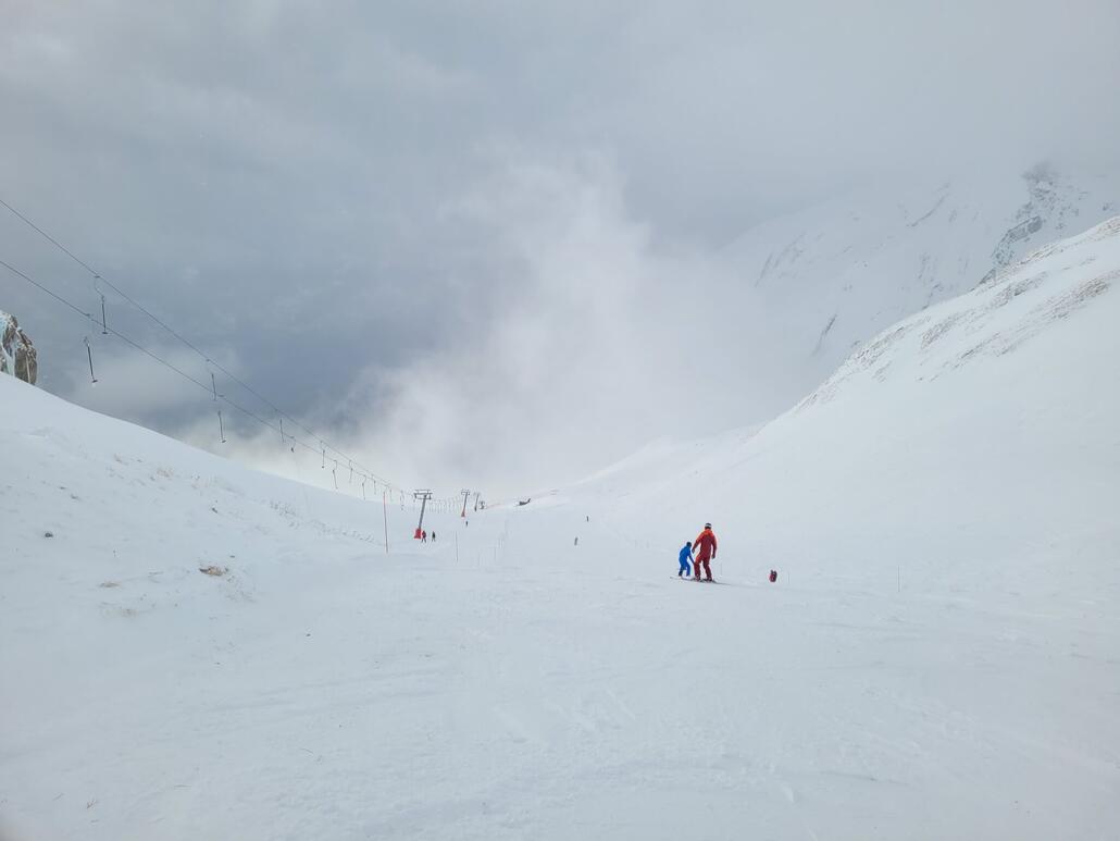 Am Turinschlepper hingen vormittags Wolken. Die blaue Piste war gut, hat aber auch noch Luft nach oben.