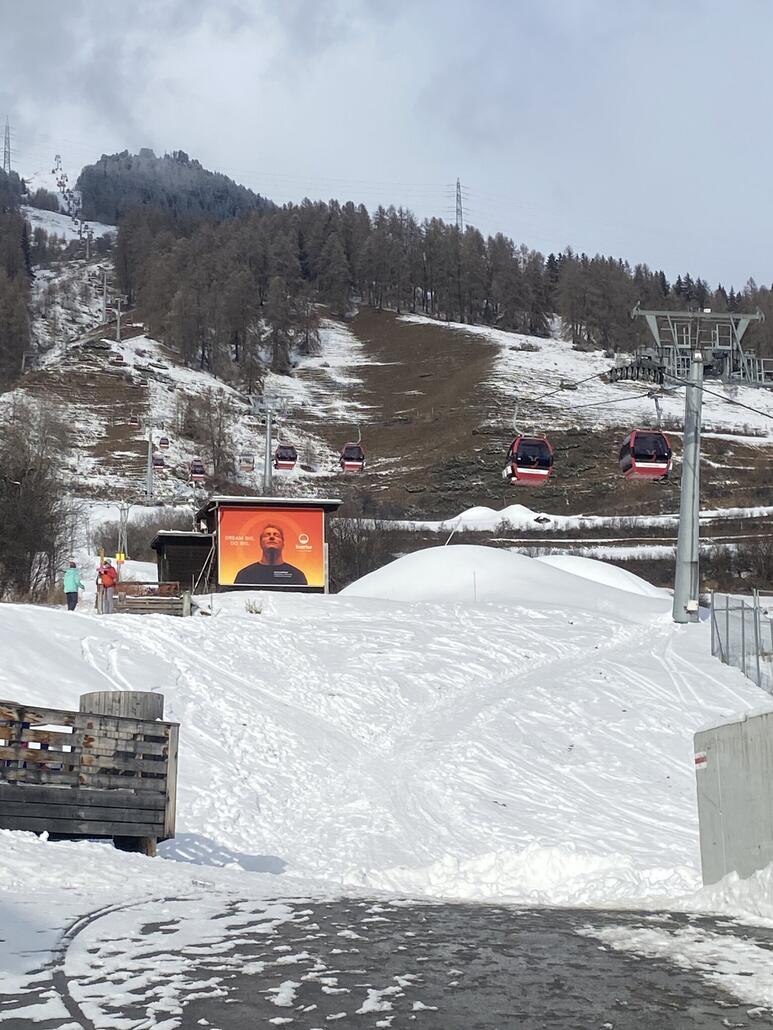 Kanonschneehaufen Talabfahrt Scuol