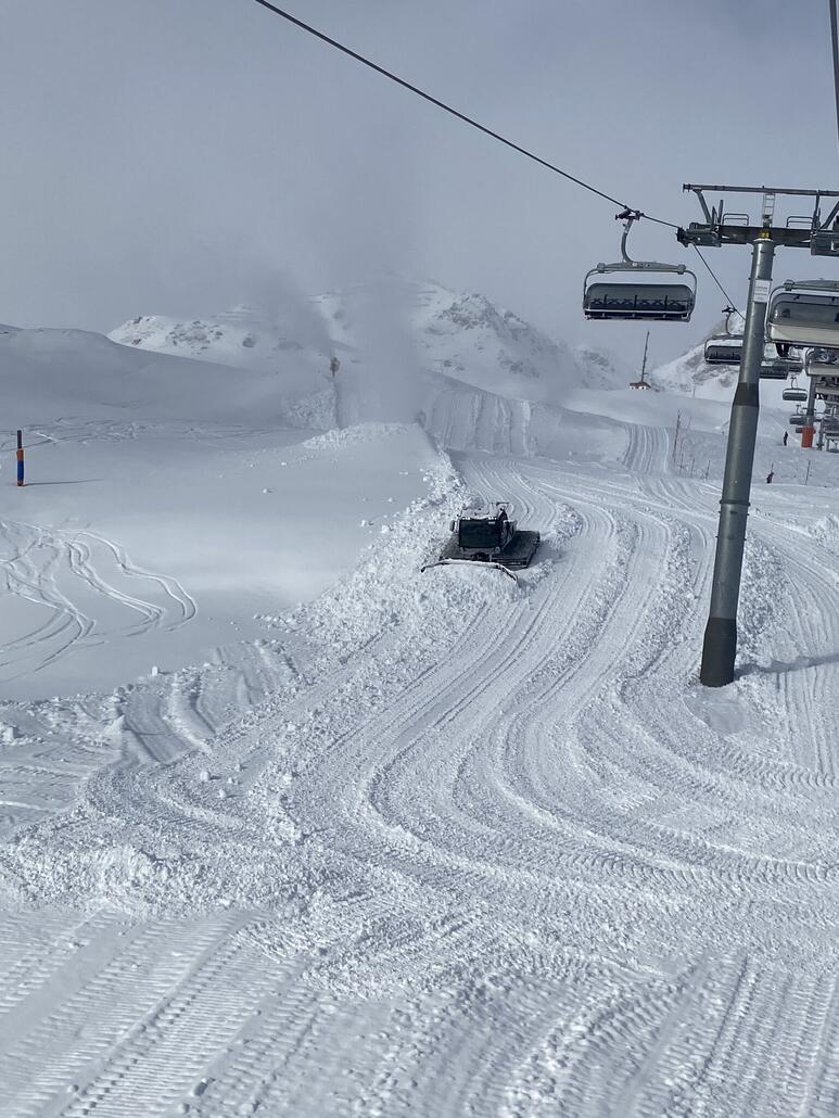 Am Funpark wird fleissig gearbeitet und Schnee produziert