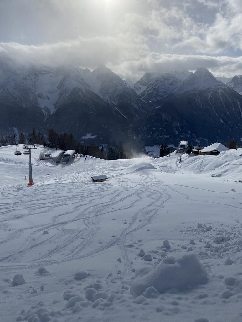 Blick zur Bergstation Ftan und Talstation Prui