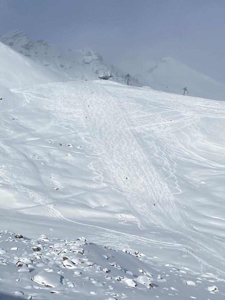 Blick zur Piste21 mit der Bergstation Motta Ri