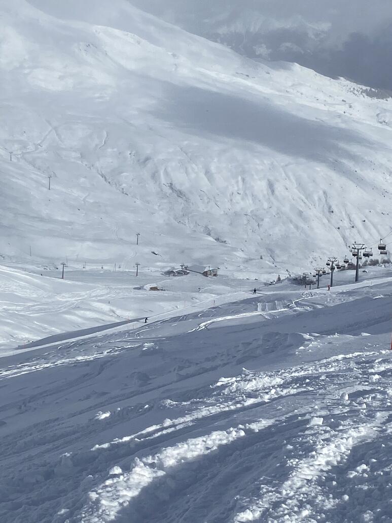 Blick runter ins Loch mit den Talstationen Clünas, Salaniva und Motta Ri