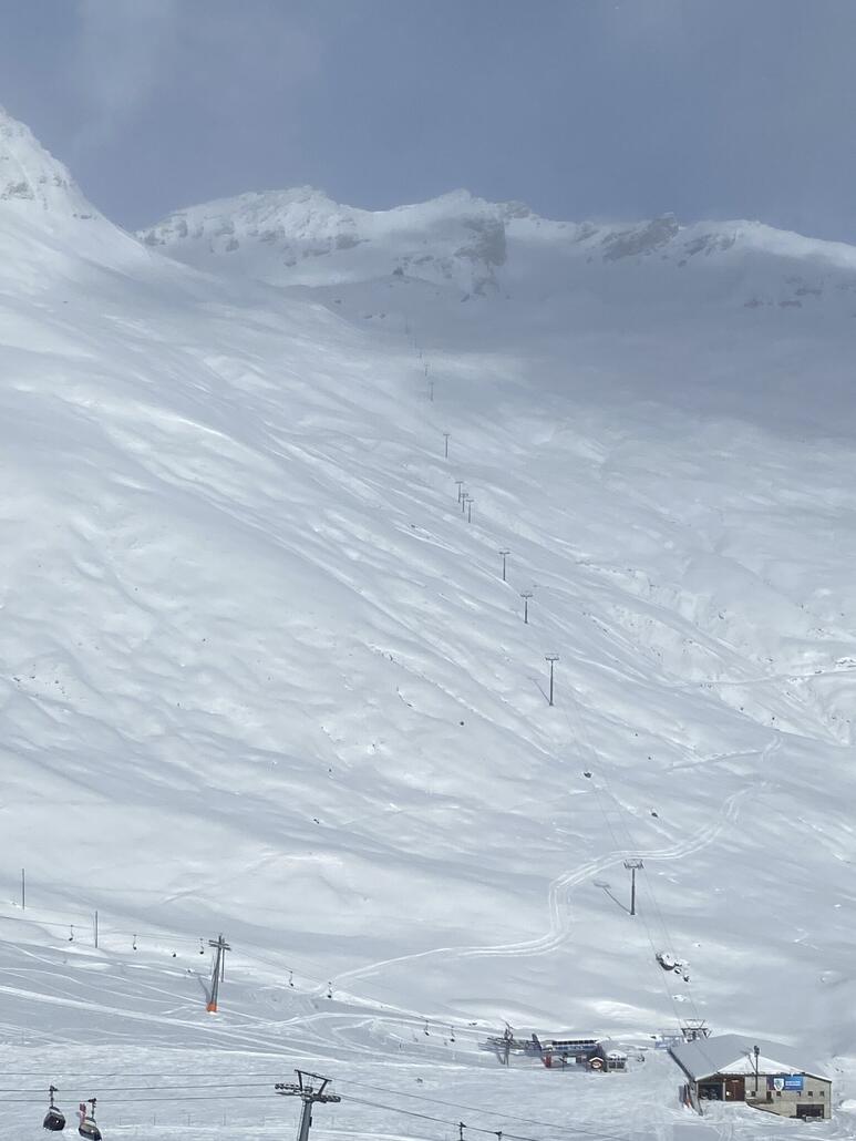Blick in den Salaniva-Bereich. Der Neuschneeblick täuscht. Samstags sahs noch nicht so geschlossen weiss aus