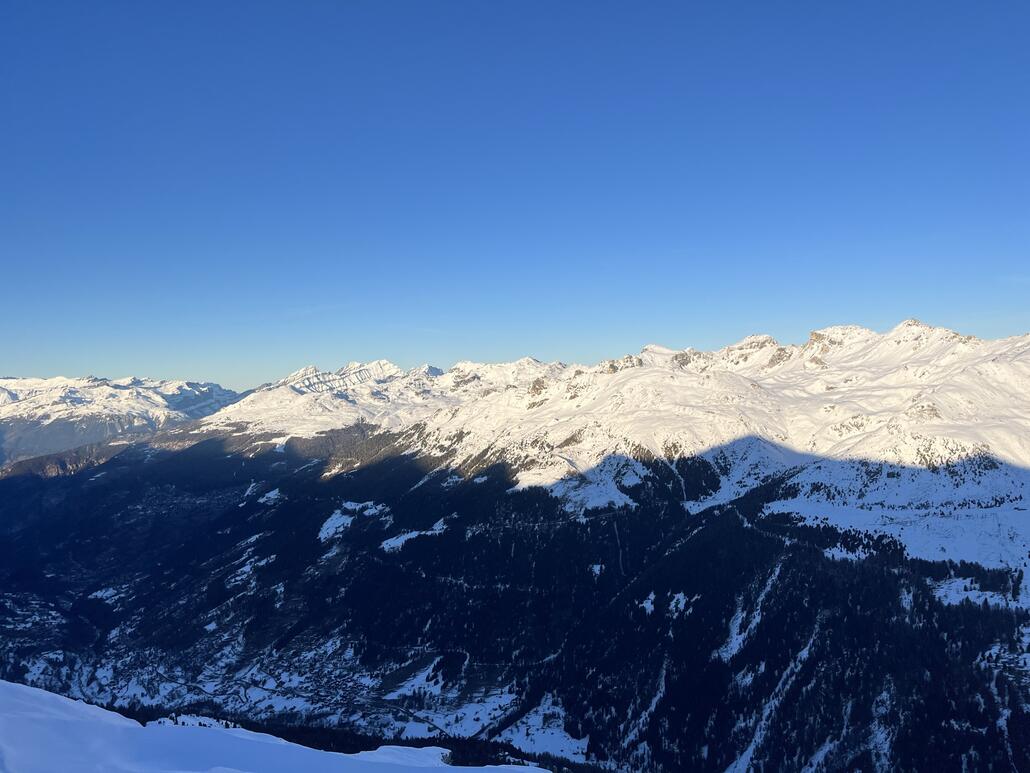 St. Luc auf der anderen Seite des Tals, es scheint, als hätten die Vorbereitungen für den SL Col des Ombrintzes begonnen