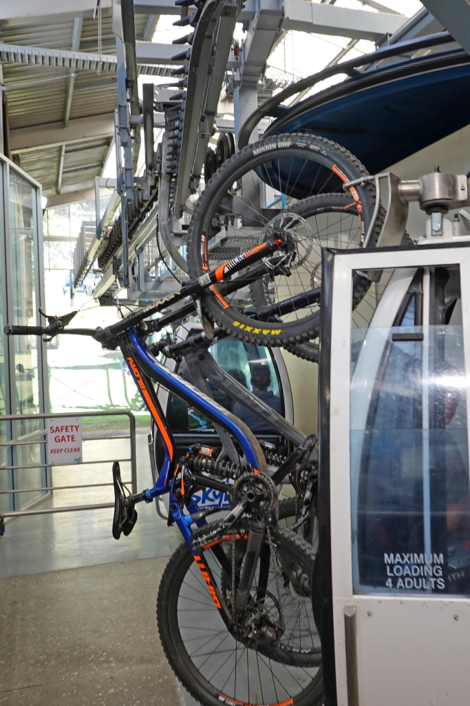 DSC03495 Queenstown Skyline Gondola Fahrradaufhängung_k.jpg