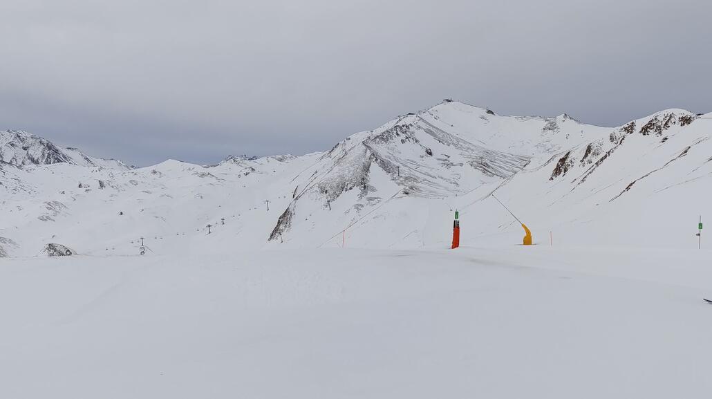 Samnaun. Gipfel abgeblasen, darunter auf der Piste im Lee Schnee
