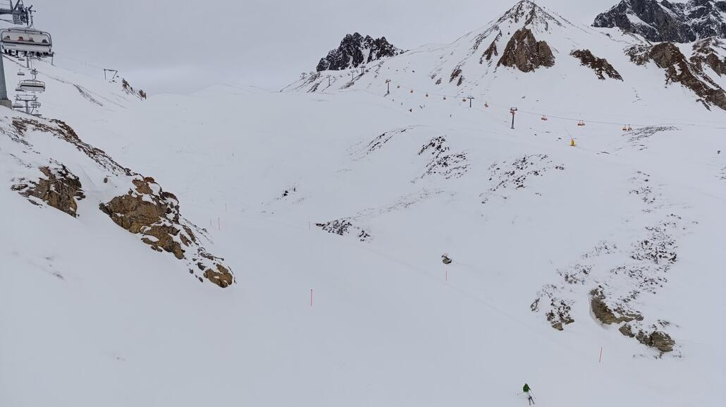 Samnaun, höhere "Hügel" zwischen den Pisten verhindern, dass Schnee auf der Piste weg geweht wird