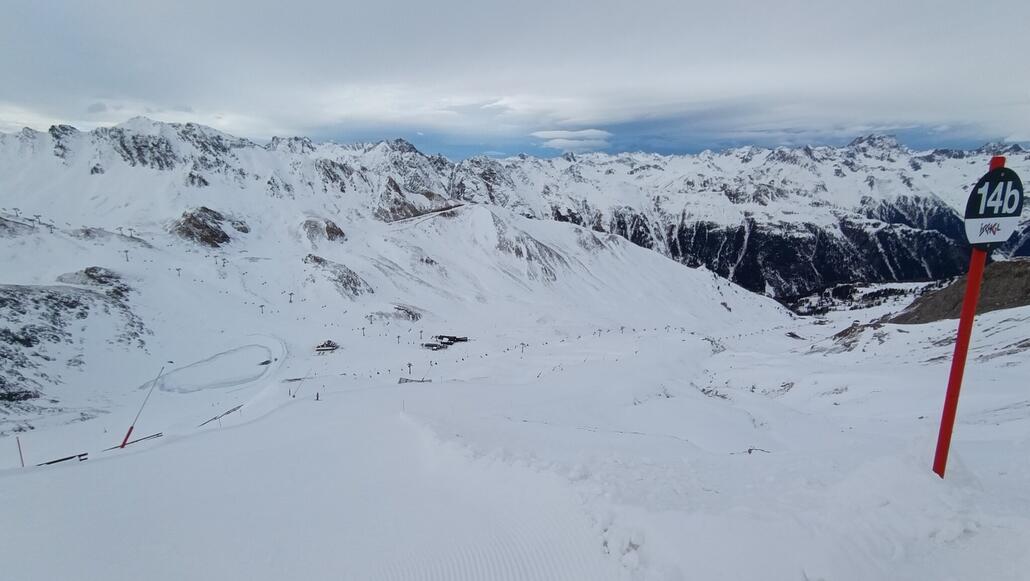 Ischgl, die Hänge abgeblasen im Tal dazwischen jedoch genug Schnee. Kammer ist nur nach einer Seite offen.