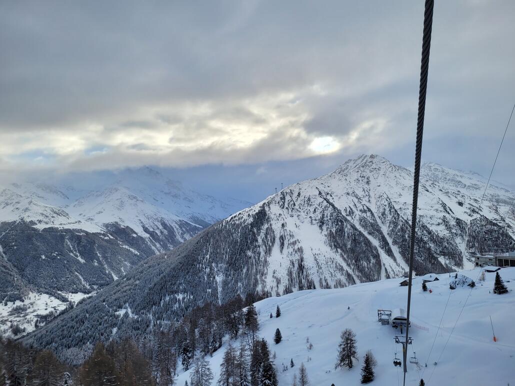 Nach Zinal geht es später. Nach 3x Sessel ging ich die Talabfahrt an. Die wusste zu überzeugen,  insbesondere das schwarze Teilstück unten war sehr gut.