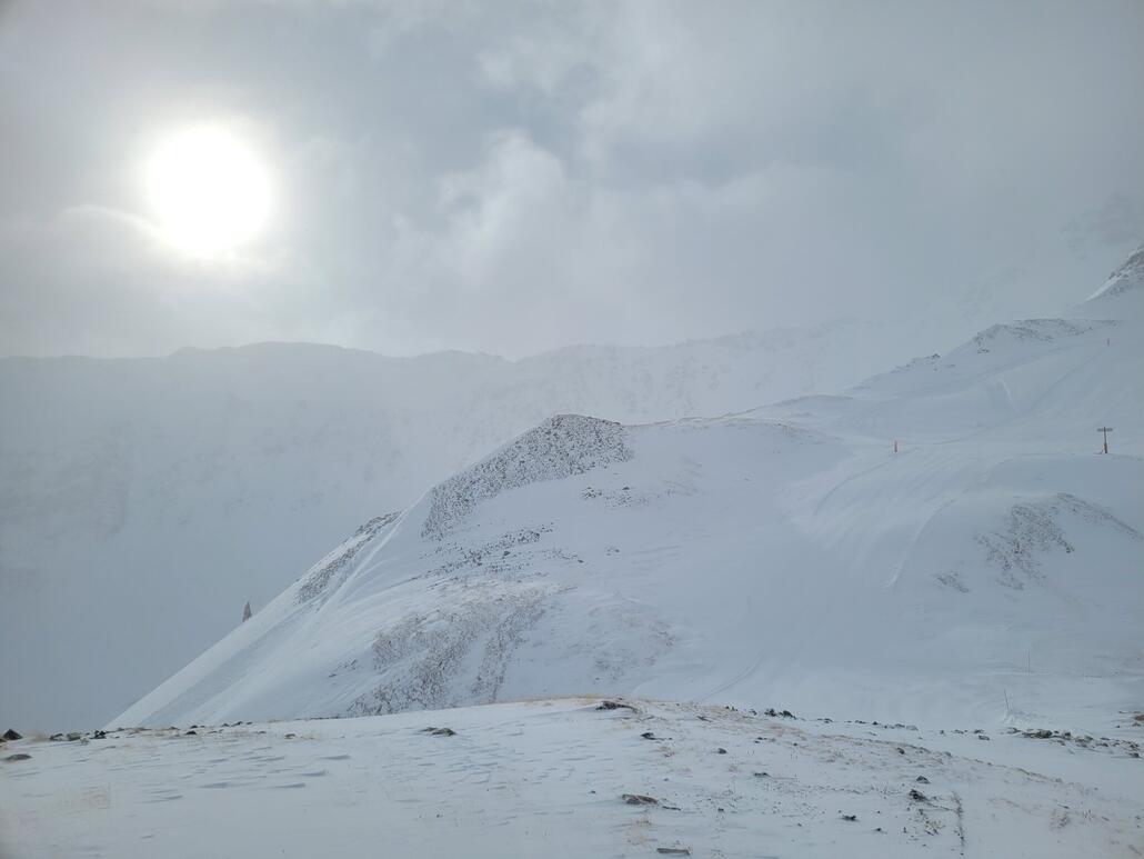 Und dann kommt oben auch noch die Sonne raus.<br />Die Tsa Abfahrt ist geistesgestört gut. 10 cm Schneeauflage und ich bin heute wirklich der erste hier. Ich lasse Jubelschreie wie ein kleines Kind von mir. Hört ja keiner.