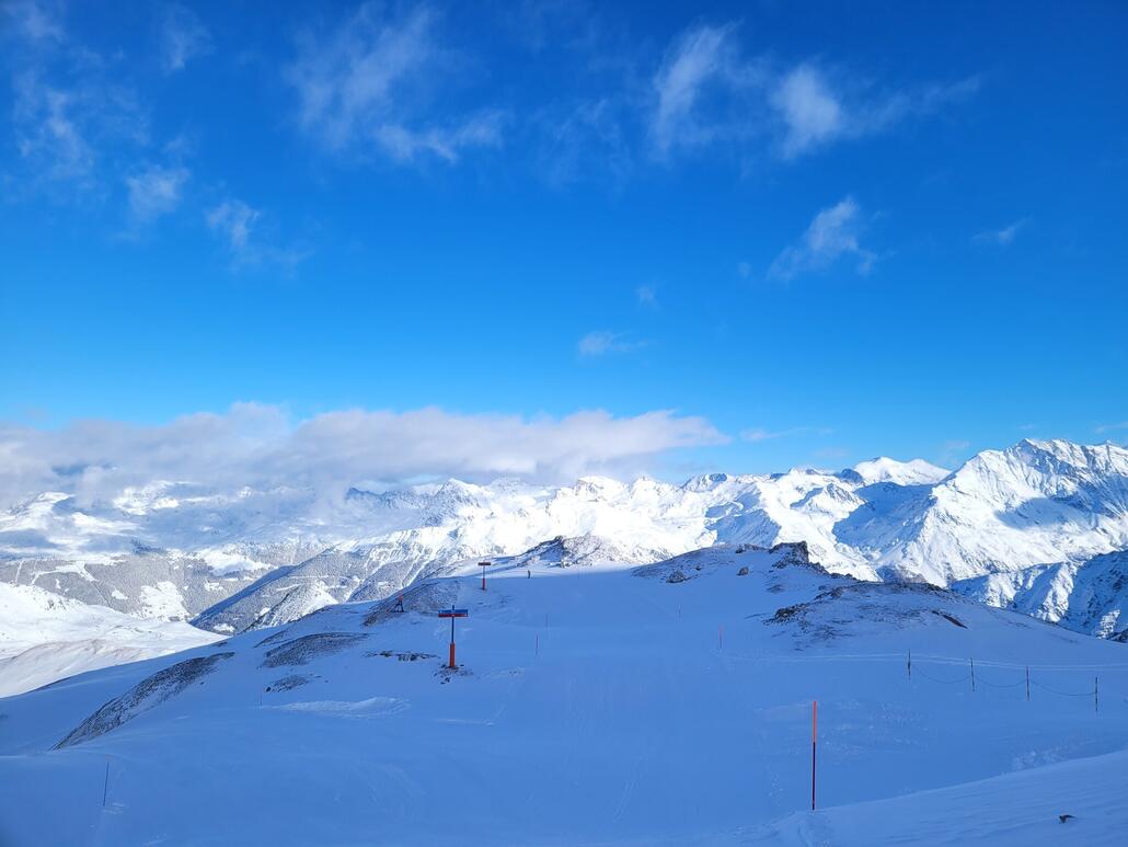 Dort wieder komplett frische Pisten, hier oben sehr weich, fährt sich wie auf Wolken.^^ Die schwarze Lona ist leider noch zu.