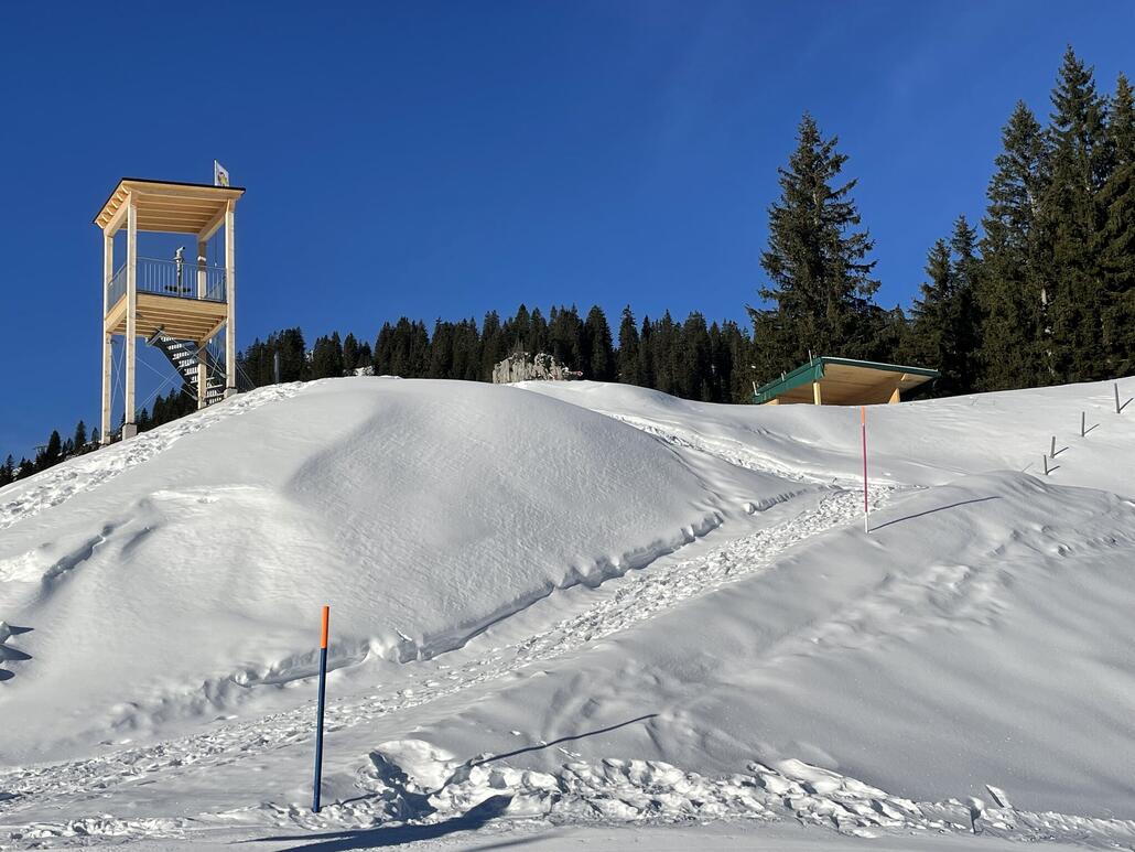 Hier noch von der anderen Seite, rechts ist noch etwas am entstehen, vielleicht Picknick-Platz?