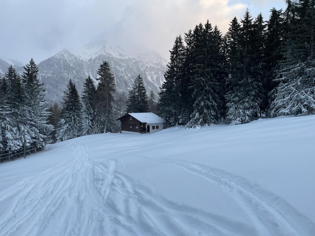 Es hat knapp genug Schnee, um entlang der Piste 46 Richtung Dorf/Val Sporz zu fahren.