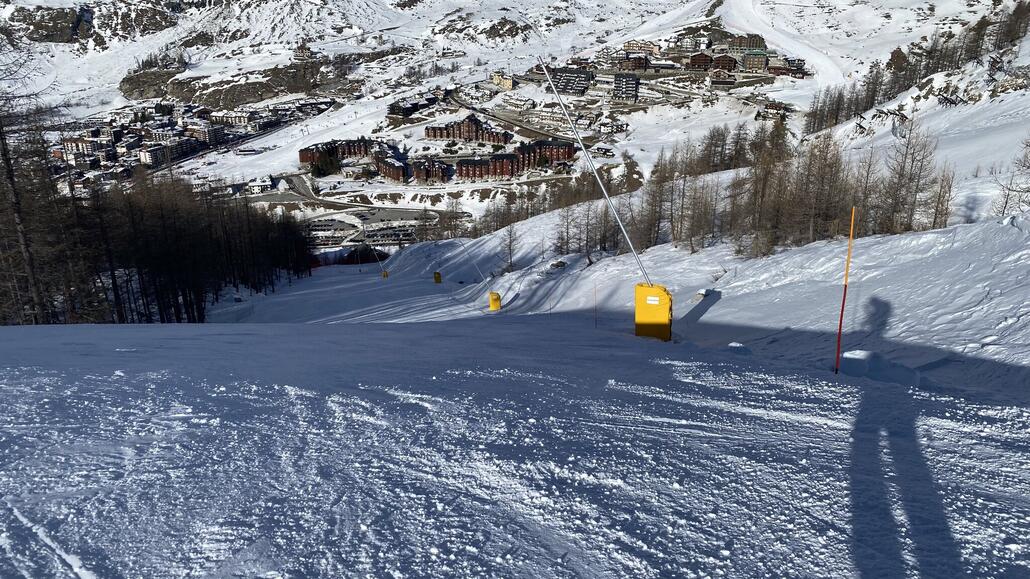 Die rote 13 zurück nach Cervinia ist jetzt mit einer Beschneiungsanlage ausgestattet.