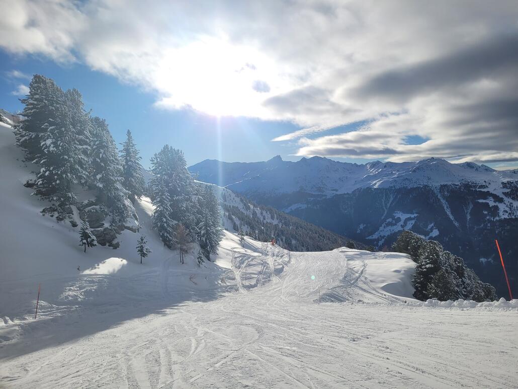 Piste zum Rotse um nach St Luc zu gelangen. Die mittlere rote Variante ist noch gesperrt