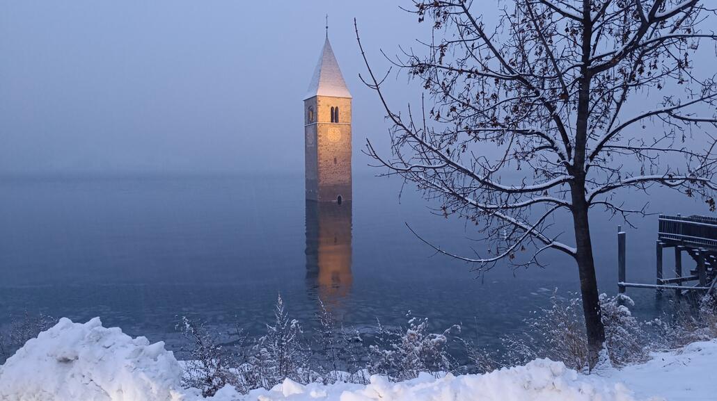Ein Foto an der Kirche ist
