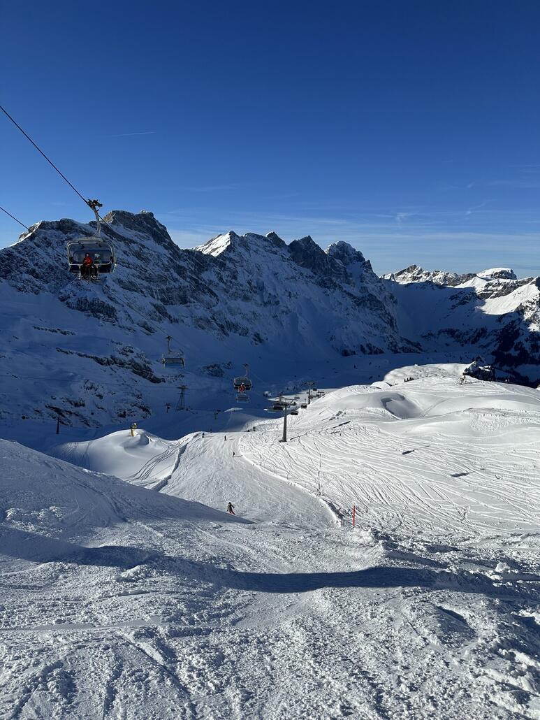 Am Nachmittag waren die Pisten am Stand sehr stark verfahren. Dafür in der Sonne.