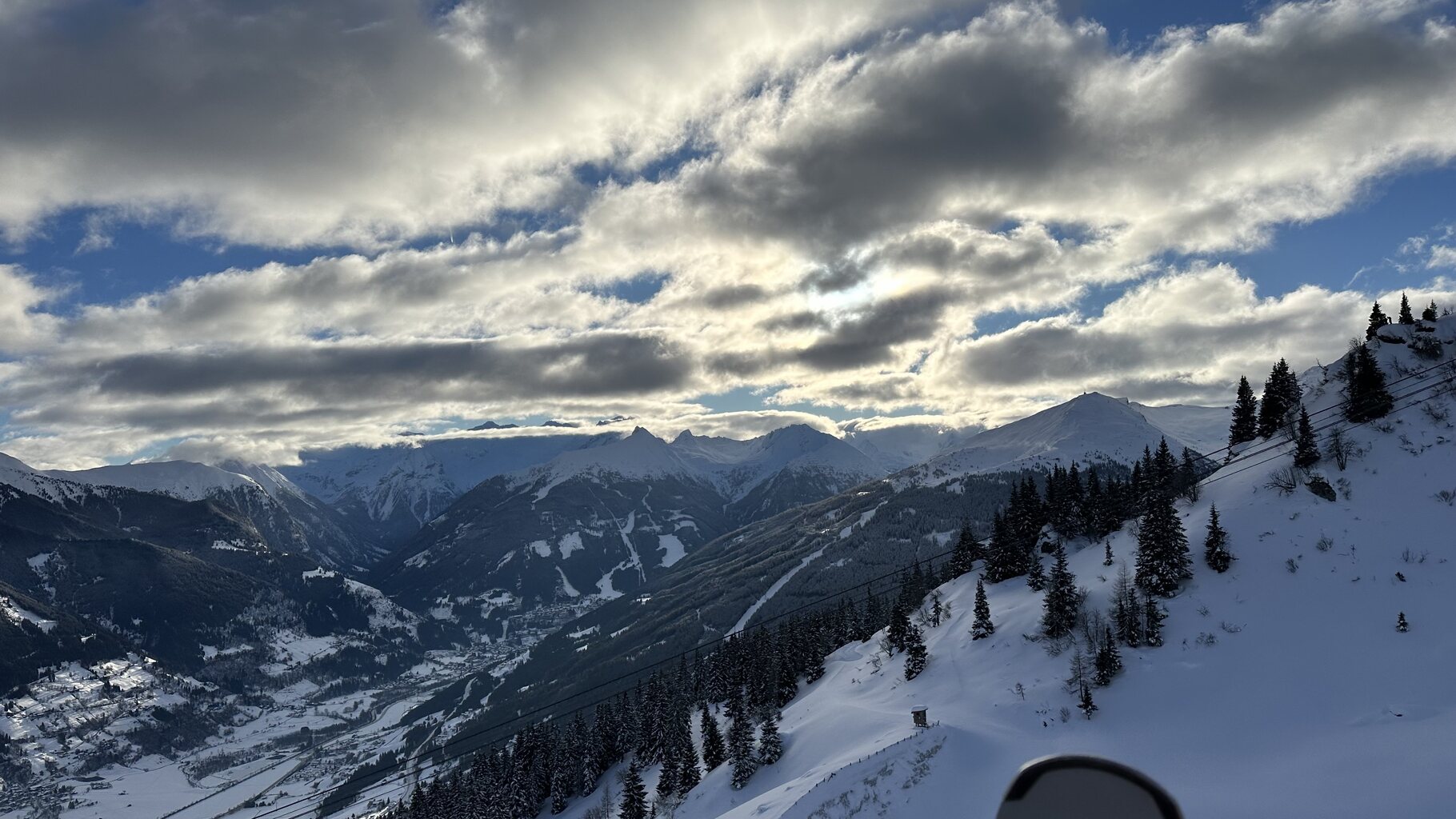 Erste Bergfahrt auf die Schlossalm mit Blick auf den Stubnerkogel , die Sonne kommt