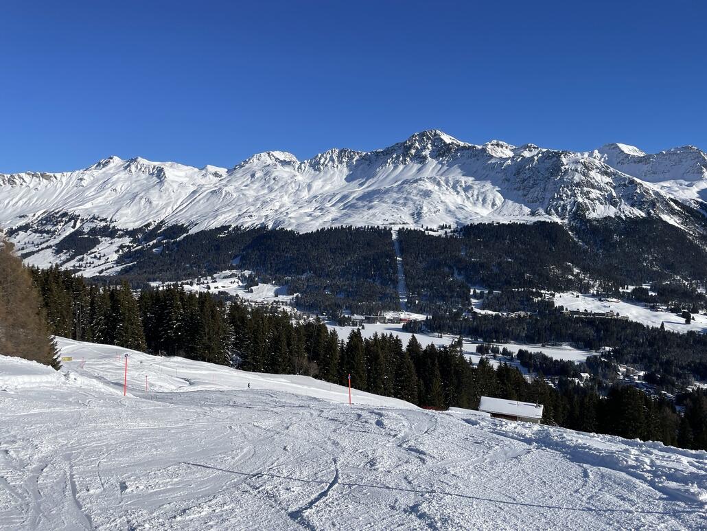 Besonders erfreulich ist, dass eine meiner Lieblingspisten schon offen ist: Die 54 vom Restaurant Lavoz zum Sessellift Pedra Grossa. Diese Piste ist relativ gut mit Schnee eingedeckt, so hatten wir dort keinerlei Feindkontakt.