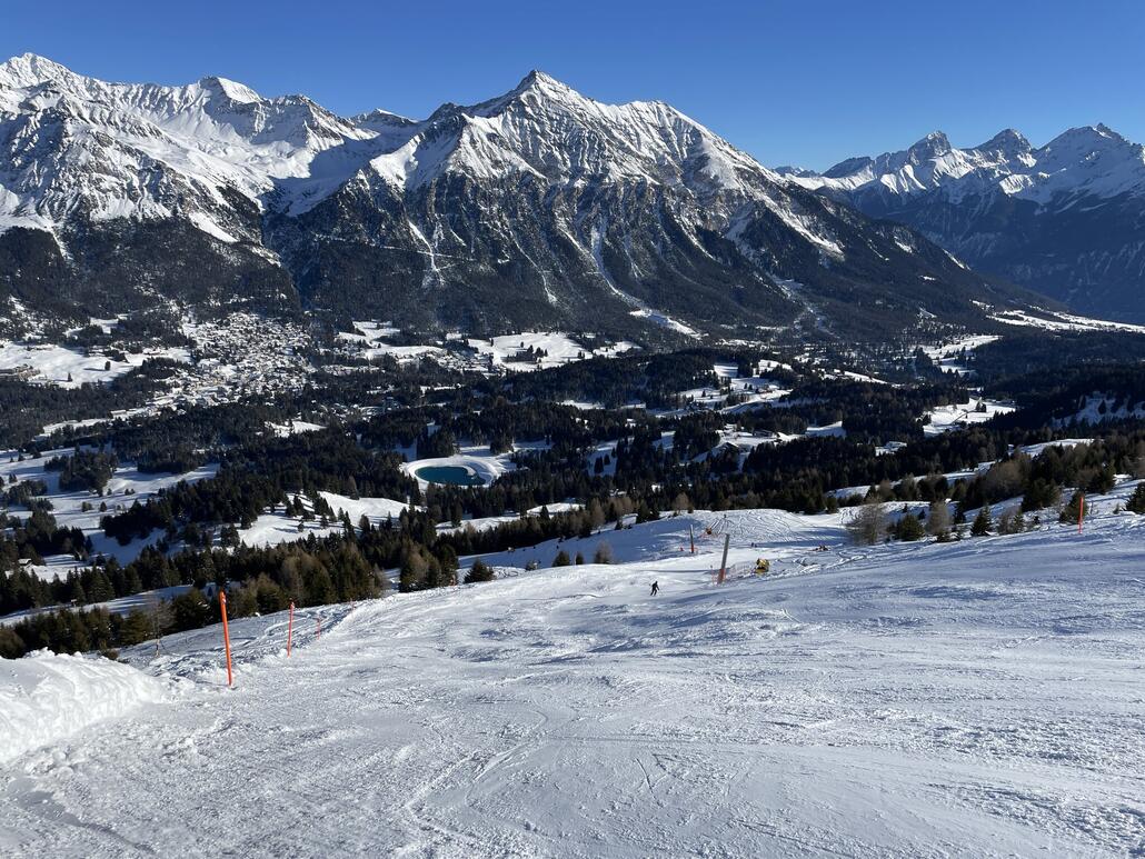 42a. Noch eher schmal und im unteren Teil mit einigen Steinen und Grasbüscheln.