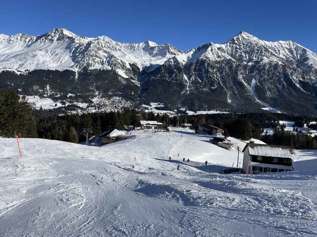 Die neue Situation bei Tgantieni ist top! Vor dem Umbau wäre die Piste hier deutlich zerfahrener gewesen. So macht dieser Abschnitt sogar Spass - und dies auch um viertel vor 2. Erwähnenswert: Der Anstehbereich an der Sesselbahn Scalottas ist leer.