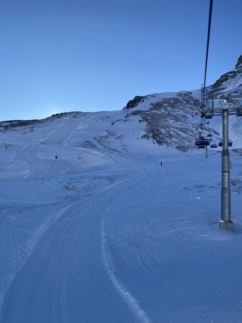 Hirli: man sieht das Problem. Es hat deutlich weniger Schnee als auf der Nordseite gegeben und der Wind hat sein übriges getan. Die Pisten sind aber in gutem Zustand, so auch die schwarze Hörnli.