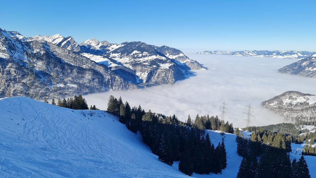 Wunderschöne Hochnebelstimmung an der Bergstation des oberen Schlepplifts in 1600 Metern Höhe. Das Skigebiet liegt nicht besonders hoch, profitiert aber von der niederschlagsreichen Lage am Alpennordhang.