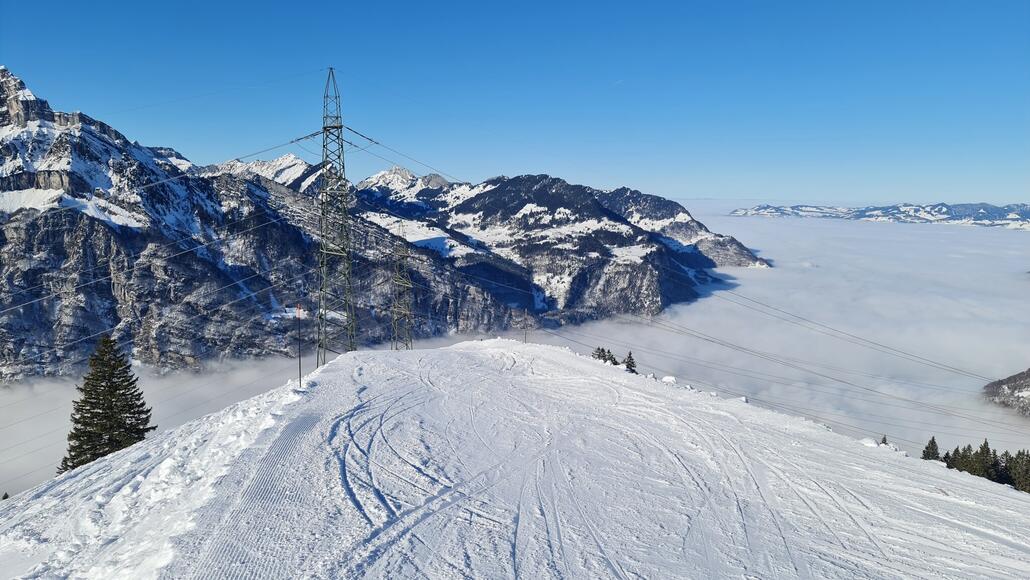 Die einzige präparierte Abfahrt von der Bergstation führt über einen schmalen, ausgesetzten Grat. Genial!
