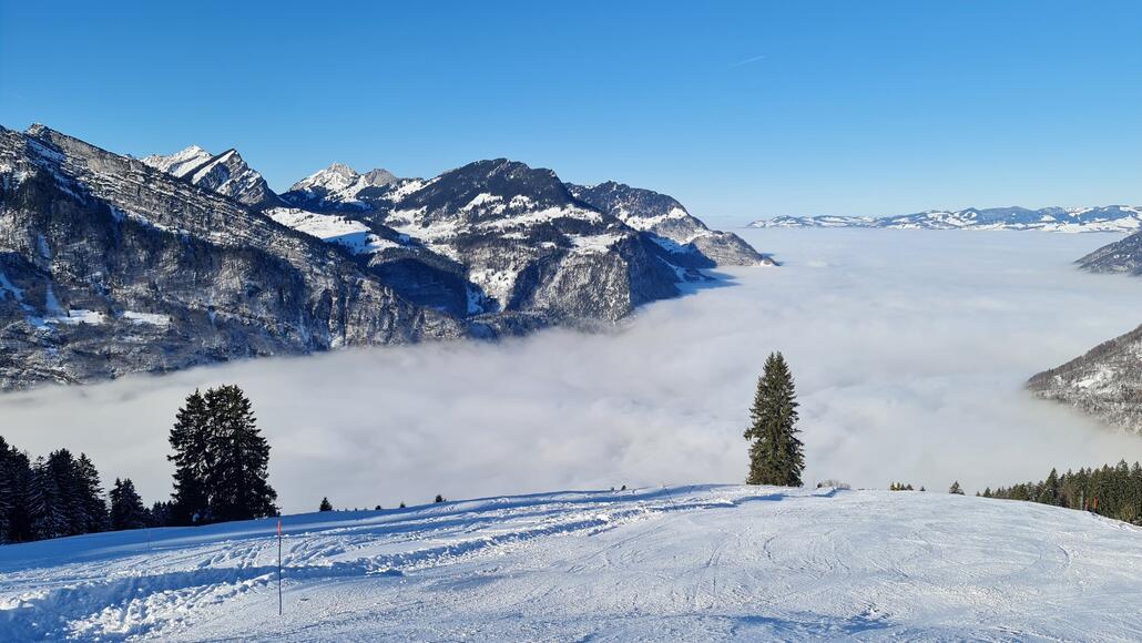 Weiter unterhalb bieten sich mehrere Varianten in weitläufigerem Gelände.