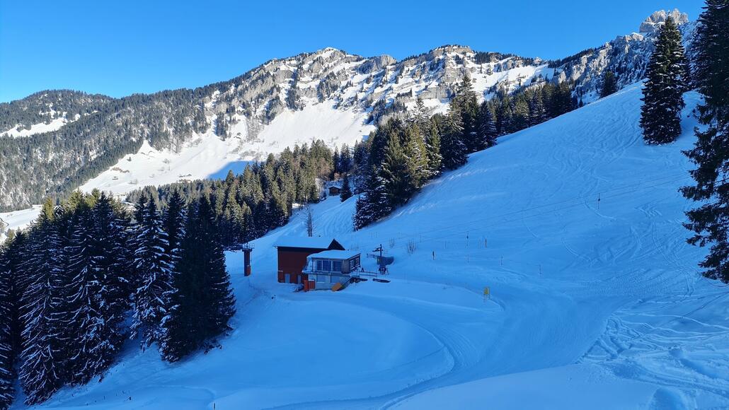 Talstation der oberen Sektion mit kleiner Beiz. Vom unteren zum oberen Lift muss man ein paar Meter aufsteigen. Nicht ganz optimal, aber schon okay.
