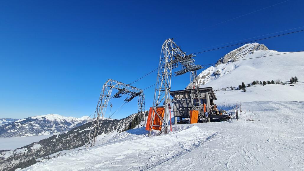 An der Bergstation mit dem Fronalpstock im Hintergrund (nein, nicht der am Vierwaldstättersee ;-)).