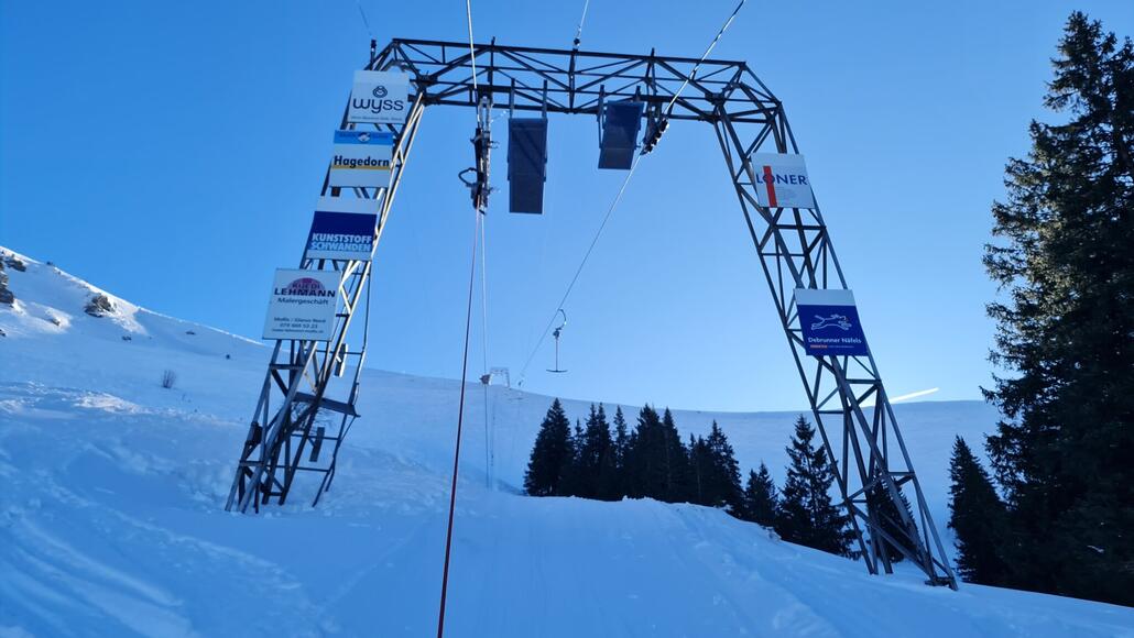 Highlight ist aber ohne jeden Zweifel der steile Brändle-Schlepplift. Ein echter Klassiker und einer der ältesten noch in Betrieb befindlichen Schlepplifte der Schweiz.