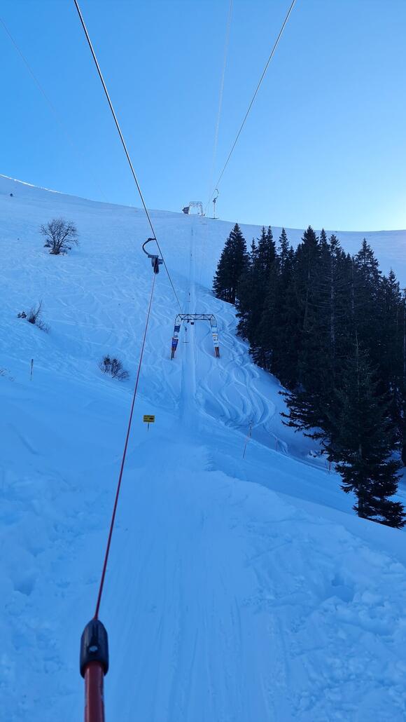 Die Handschrift von Karl Brändle ist unübersehbar. Sieht man von dem nachgerüsteten Einstiegsniederhalter an der Talstation ab, besitzt der Lift auf über 1,3 Kilometern Strecke nur gerade acht Stützen.