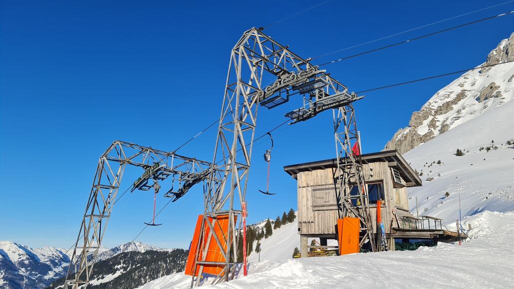Optisch zählt dieser Schlepplift ohne jeden Zweifel zu den schönsten der Alpen. Die letzten beiden Stützen sind zum Glück auch nicht mit Werbetafeln versehen.