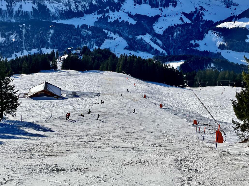 Blaue Piste unten langsam mit braunen Stellen, die rote war ohne Dreck.