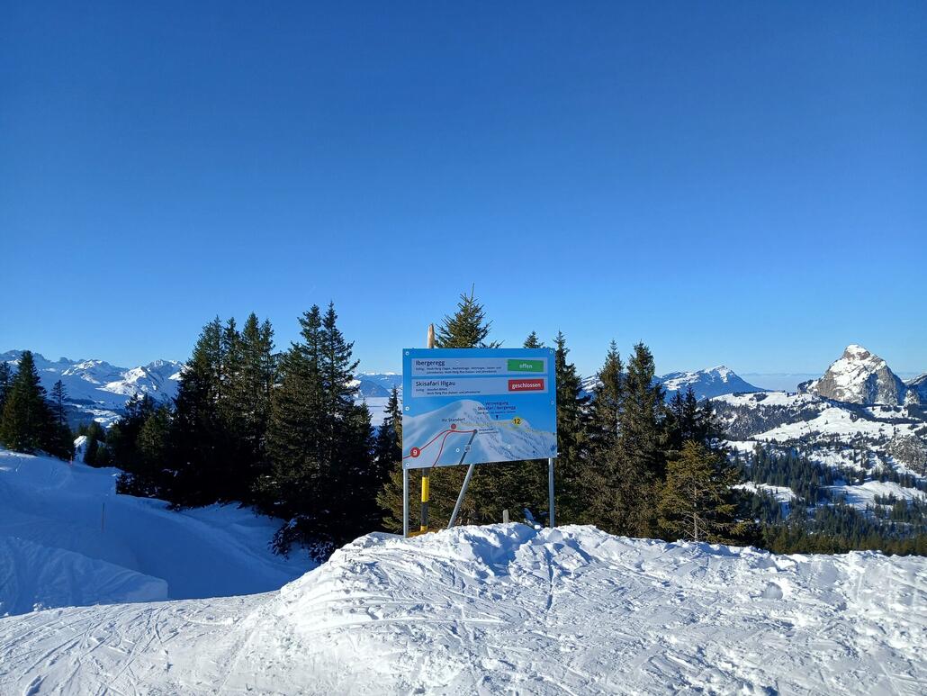 Auf ins Abenteuer. Rechts der Mythen, in dessen "Region" die Piste führt.