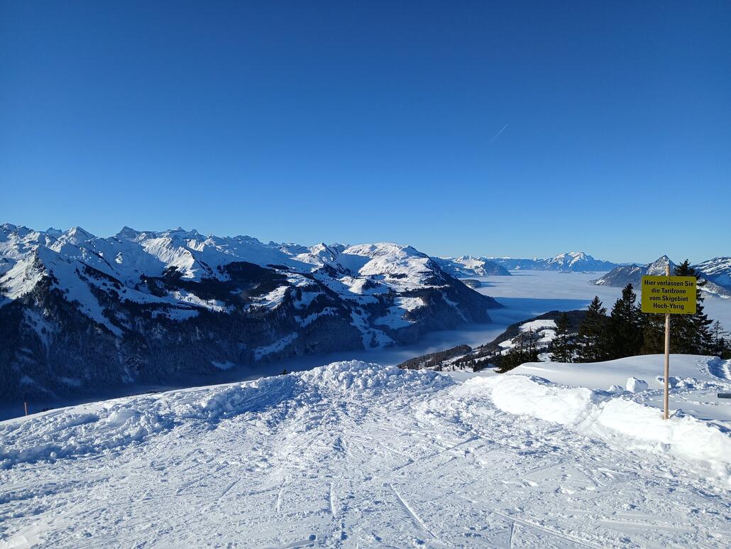 Nebelmeer statt Vierwaldstättersee. Die Tafel gilt nur für die Abfahrt nach Illgau.