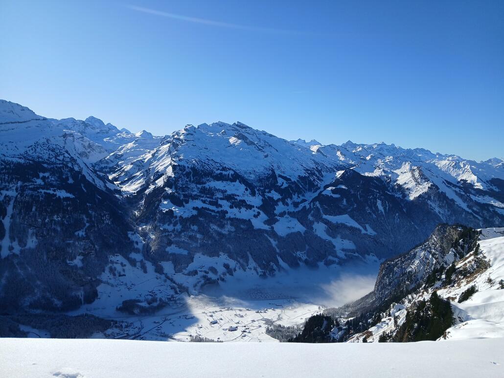 Blick nach Muotathal, das halb im Nebel liegt.