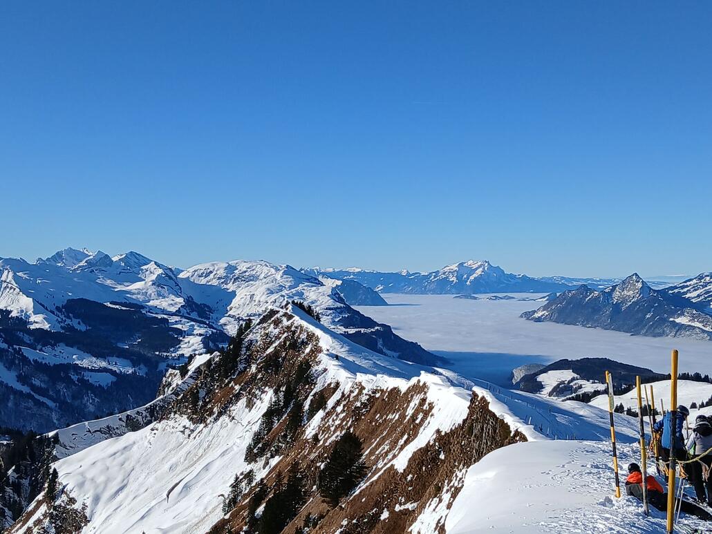 Auf diesen Grat führen die beiden KSBs. Auf der anderen Seite fällt er extrem steil nach Muotathal ab. Im Hintergrund wäre der Vierwaldstättersee unter der Nebeldecke.
