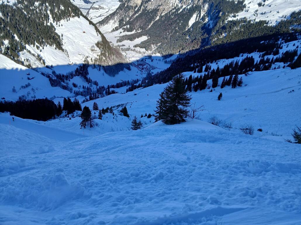Wenn man genau hinsieht, kann man den Pistenverlauf erkennen.