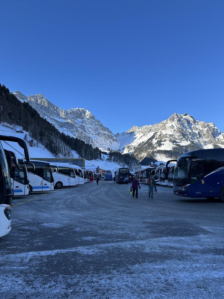 Mittlerweile fast der ganze erste Parkplatz mit Cars. Schon recht fragwürdig in der Hauptskisaison.