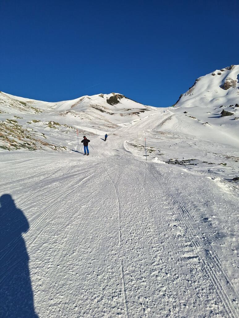 Unterhalb des Piz Martegnas auf der Piste 15. Sehr schmal mit Steinen auf der Piste.