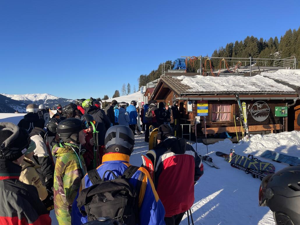 Lange Schlangen vor den Kassen, nicht vor der Bahn. Die Stimmung beim Anstehen war entspannt und gesittet.