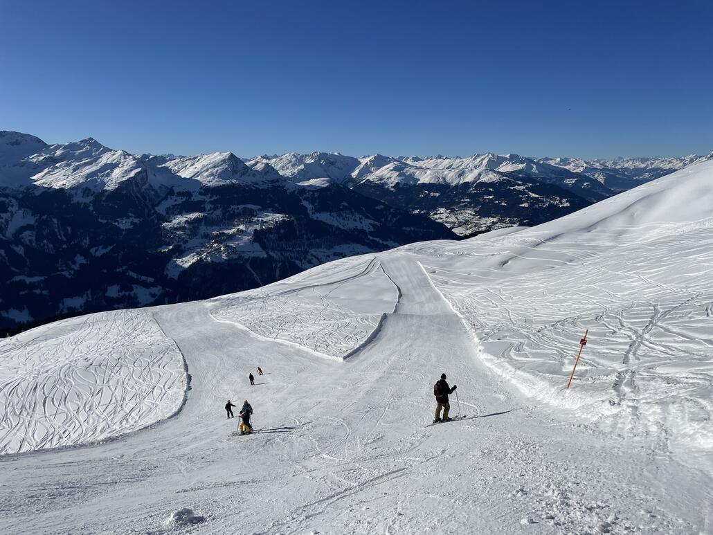 Bei der Bergstation des Schlepeprs beginnen, von oben gesehen rechts, zur Zeit zwei Pisten. Es müssten die Nummern 6/7 und 5 sein.