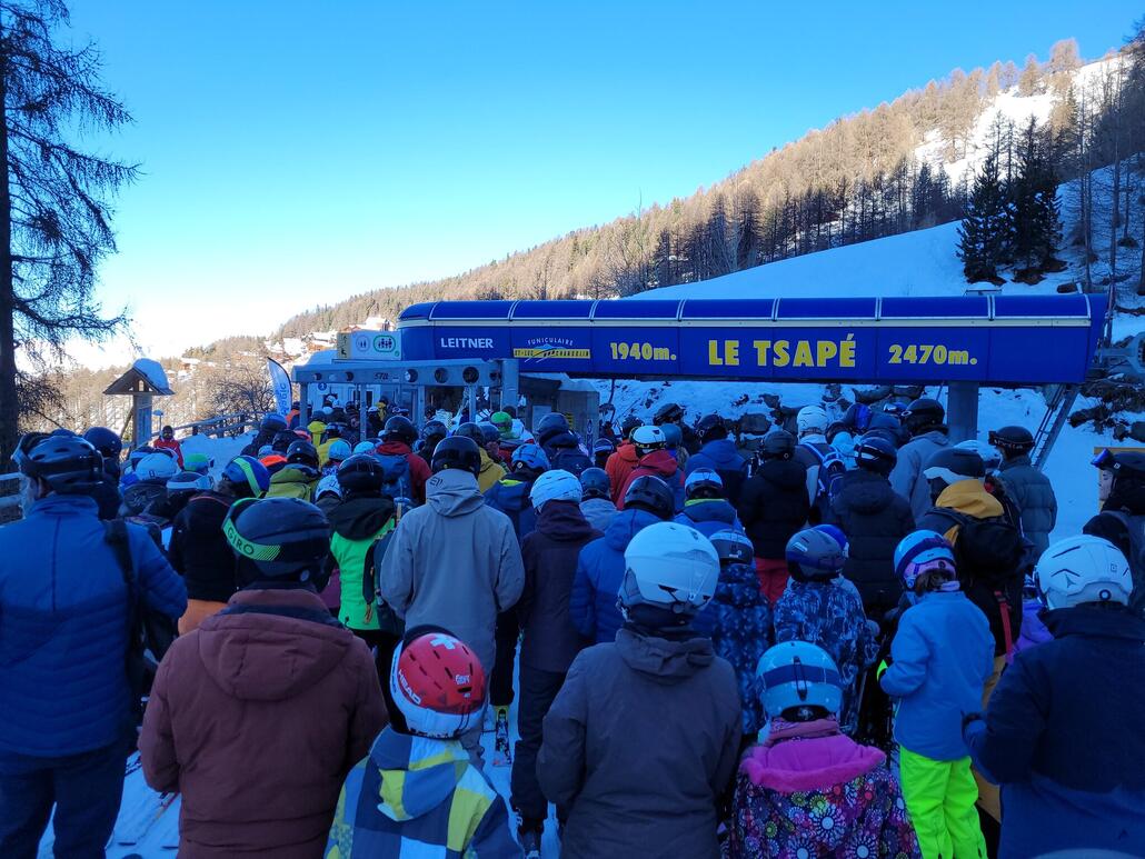 Am Tsape dann 8 Minuten warten. Zeit für eine kurze Bierkaffeepause bis die Leute anfangen zu Mittag zu essen. So voll habe ich St Luc noch nie gesehen:(