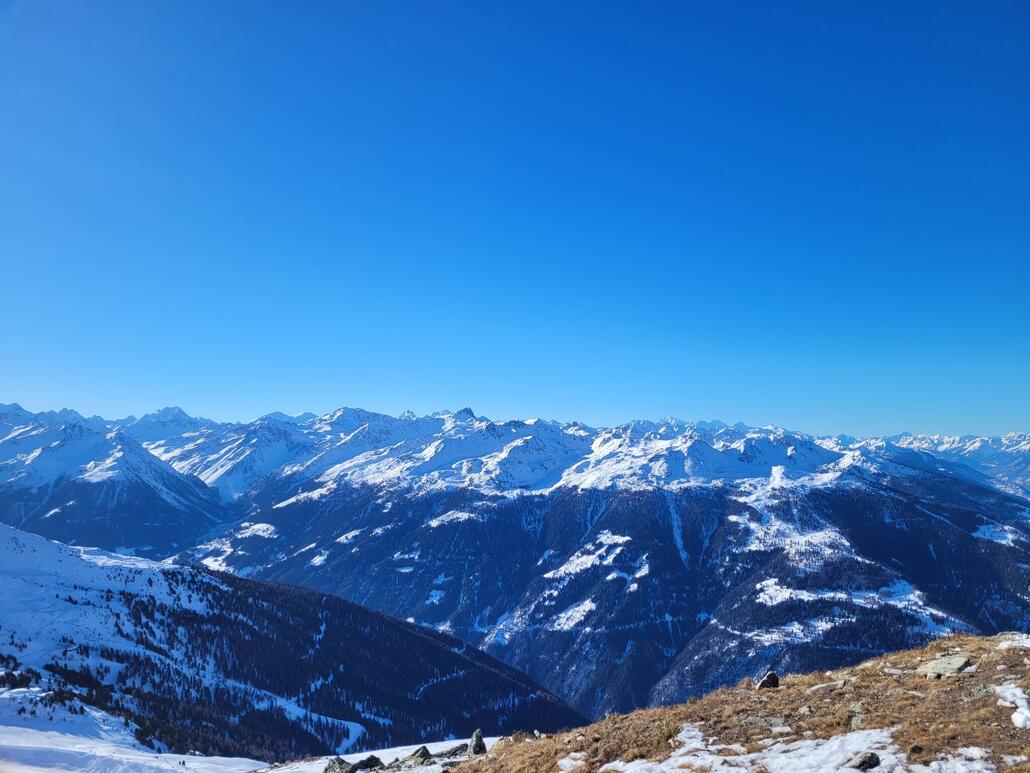 Blick nach Vercorin. Ich suche ein weiteres Mal vergeblich die Verbindungsroute. Die werde ich diesen Winter hoffentlich noch fahren können.