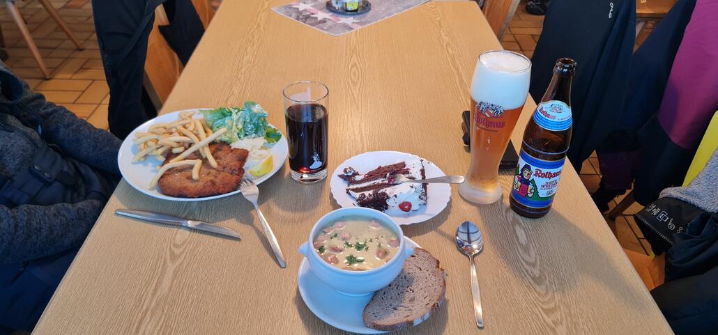 Endlich mal kein Erdinger, sondern Rothaus<br /> und <br />statt Germi Nachtisch<br /> eine Schwarzwälder Kirschtorte